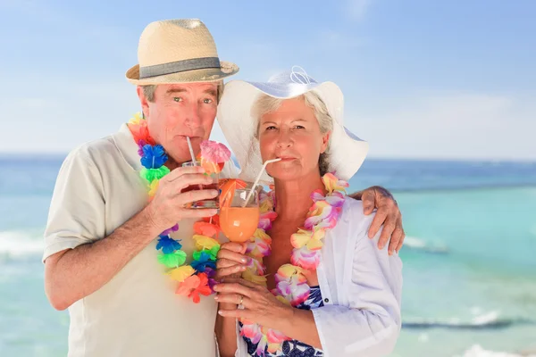 Starsi picia koktajl na plaży — Zdjęcie stockowe