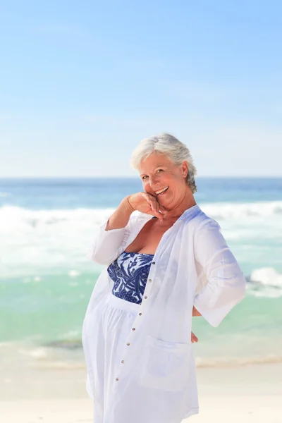 Sahilde mutlu emekli kadın — Stok fotoğraf