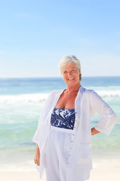Šťastný důchodce žena na pláži — Stock fotografie
