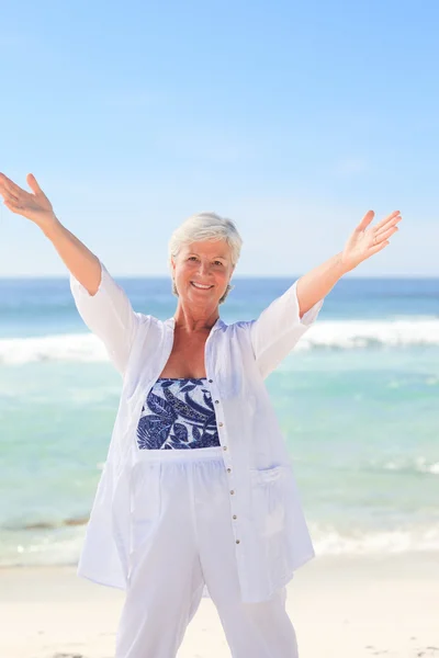 Χαρούμενος συνταξιούχος γυναίκα στην παραλία — Φωτογραφία Αρχείου