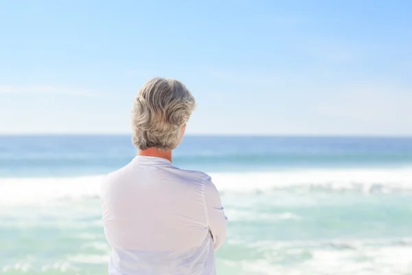 快乐退休的妇女在海滩上 — 图库照片