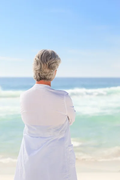 Счастливая пенсионерка на пляже — стоковое фото