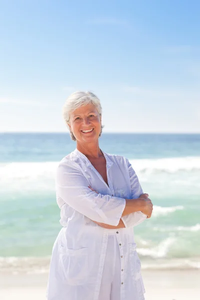 Счастливая пенсионерка на пляже — стоковое фото