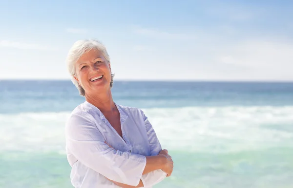 Mulher aposentada feliz na praia — Fotografia de Stock