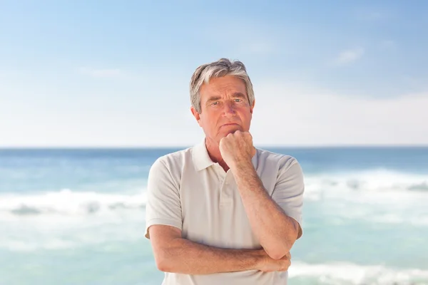 Пенсионер на пляже — стоковое фото
