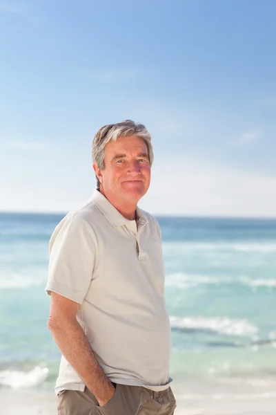 Пенсионер на пляже — стоковое фото