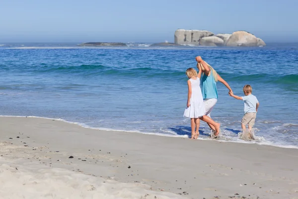 Famiglia passeggiando sulla spiaggia — Foto Stock