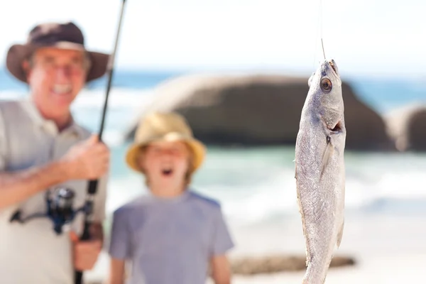Hombre pescando con su nieto —  Fotos de Stock