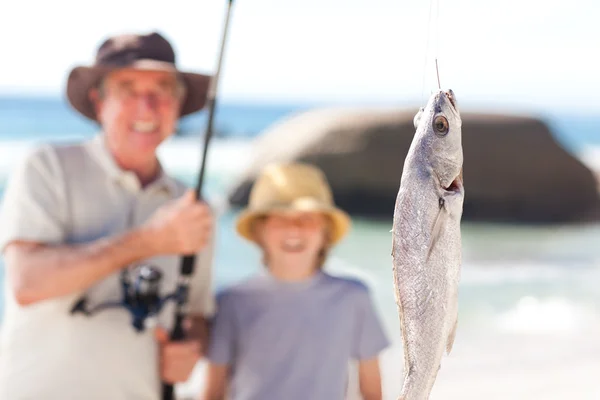 Uomo pesca con suo nipote — Foto Stock
