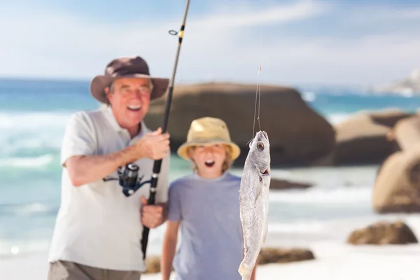 彼は孫と釣り男 — ストック写真