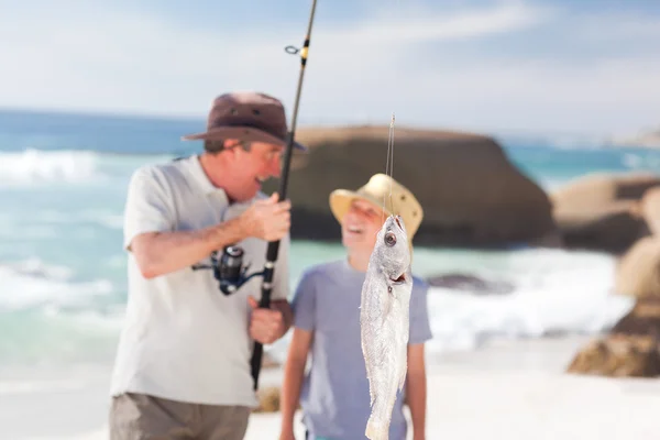 Mens vissen met zijn kleinzoon — Stockfoto