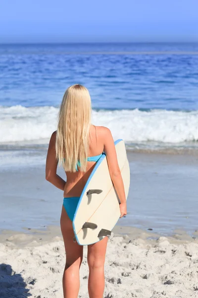 Mulher loira bonita com sua prancha de surf — Fotografia de Stock