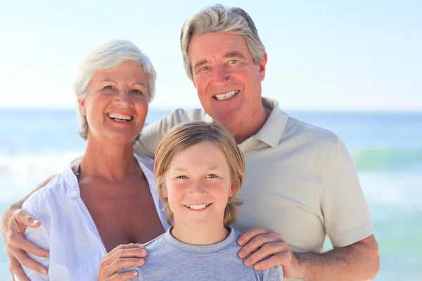 Nagyszülők és az unokája, a strandon — Stock Fotó