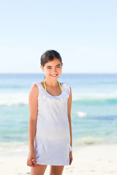 Маленька дівчинка один пляж — стокове фото