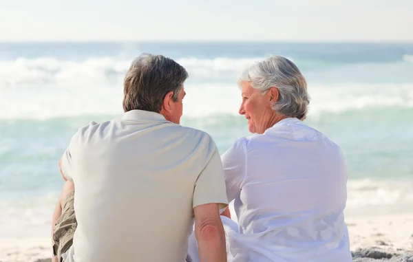 Senior couple looking at the sea — Stock Photo, Image