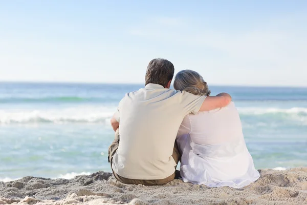 Старша пара дивиться на море — стокове фото