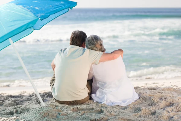 Seniorenpaar blickt aufs Meer — Stockfoto