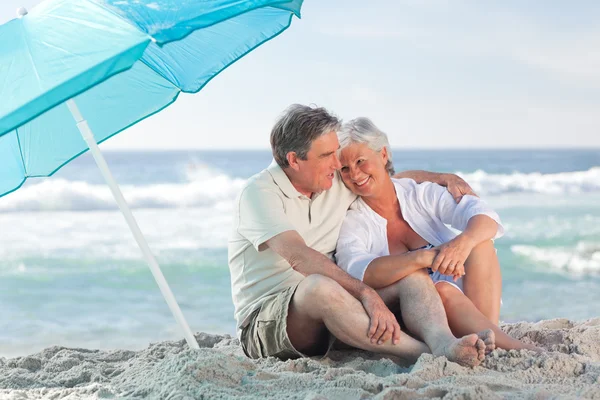 Mature couple on the beach — Stock Photo, Image
