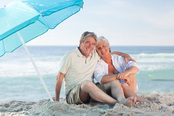 Ouder paar op het strand — Stockfoto