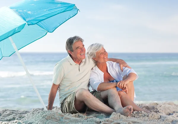 Äldre par på stranden — Stockfoto