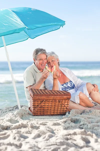 Pareja de ancianos haciendo picnic en la playa —  Fotos de Stock