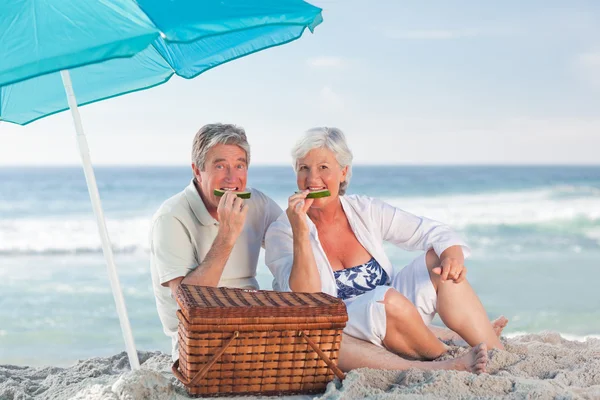 Anziani coppia picnic sulla spiaggia — Foto Stock