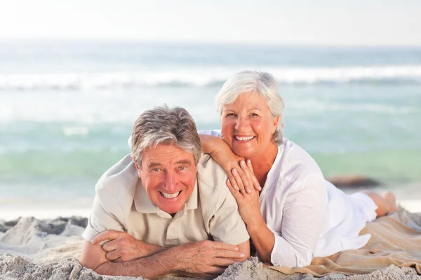 노인 부부는 해변에 누워 — 스톡 사진