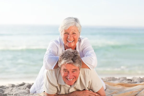 ビーチで横に年配のカップル — ストック写真