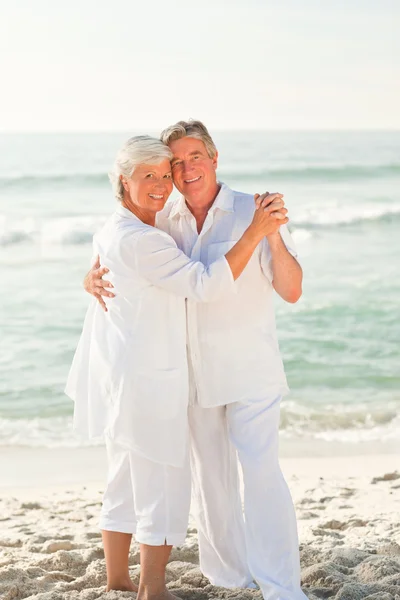 Пожилая пара танцует на пляже — стоковое фото