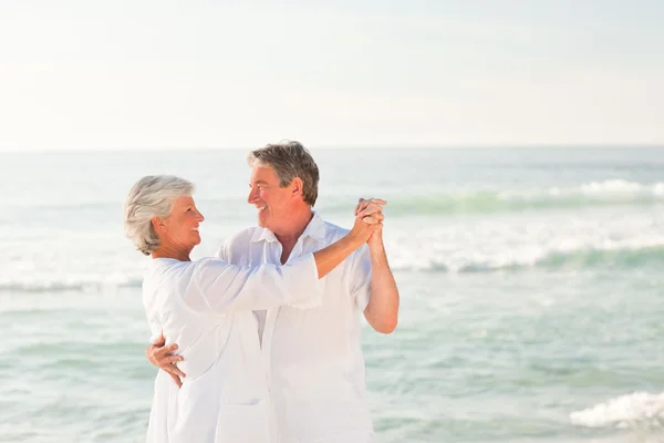 Osoby w podeszłym wieku para taniec na plaży — Zdjęcie stockowe