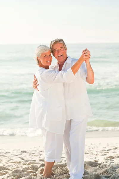 Casal de idosos dançando na praia — Fotografia de Stock