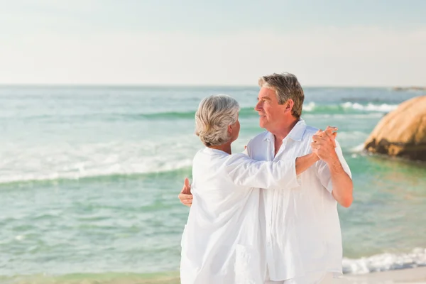 Coppia anziana che balla sulla spiaggia — Foto Stock