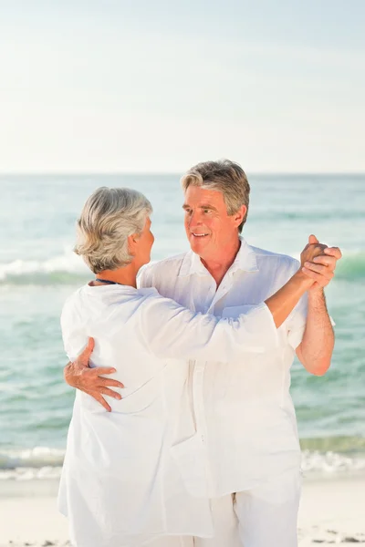 Couple âgé dansant sur la plage — Photo