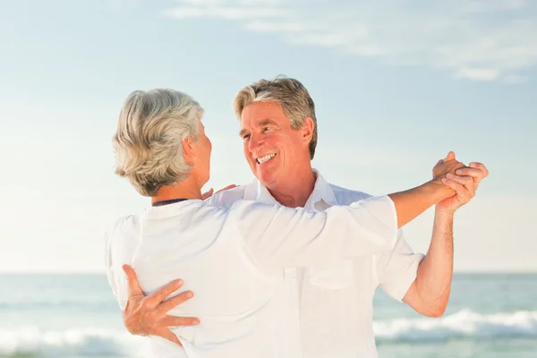Mature couple dancing on the beach — Stock Photo, Image
