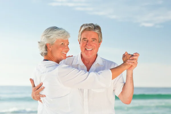 Starsza para taniec na plaży — Zdjęcie stockowe