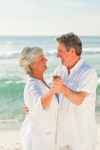 Starsza para taniec na plaży — Zdjęcie stockowe