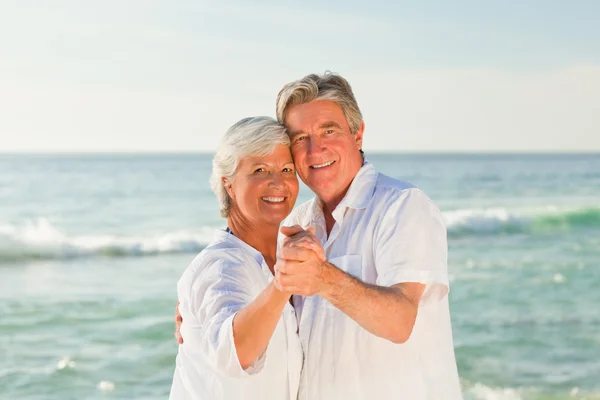 Couple d'âge mûr dansant sur la plage — Photo