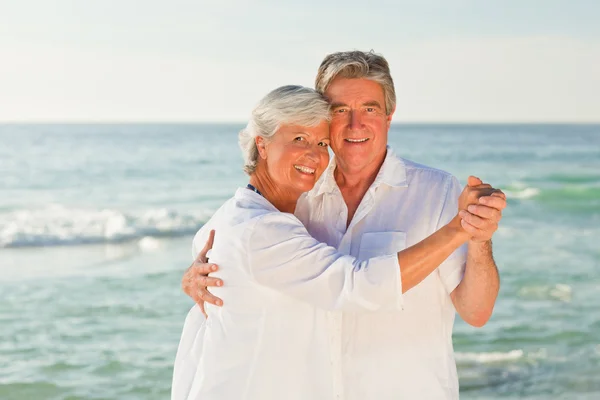 Ouder paar dansen op het strand — Stockfoto