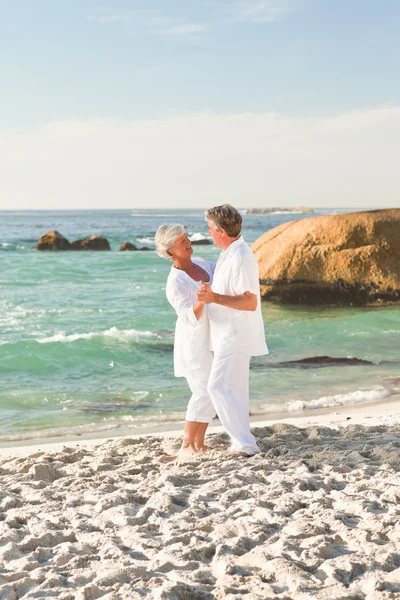 Pareja jubilada bailando en la playa —  Fotos de Stock