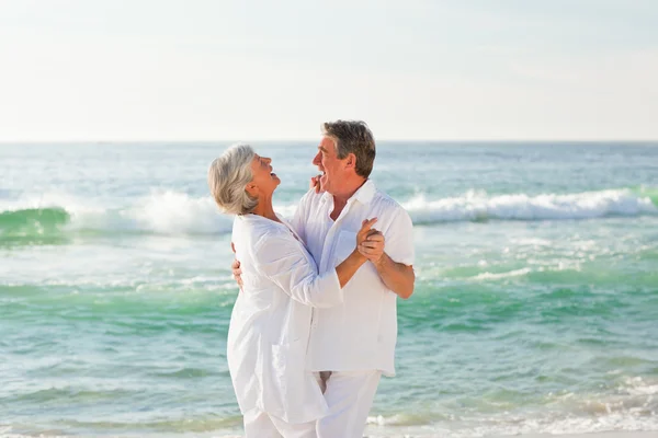 退休的夫妇的海滩上跳舞 — 图库照片