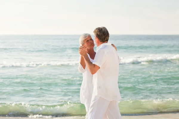 引退したカップルのビーチでダンス — ストック写真
