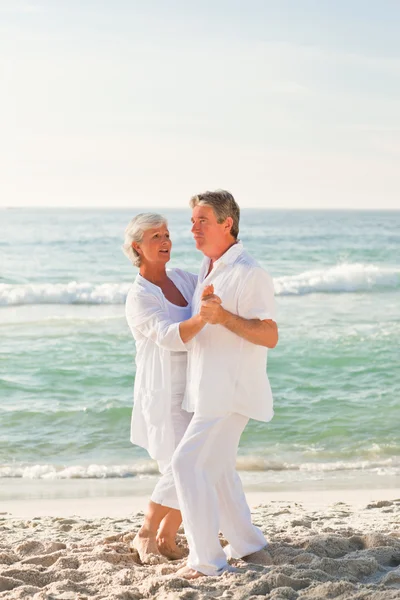 Couple retraité dansant sur la plage — Photo