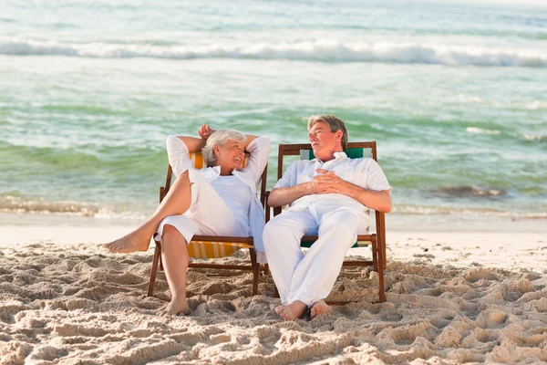 Couple âgé se détendre dans leurs chaises longues — Photo