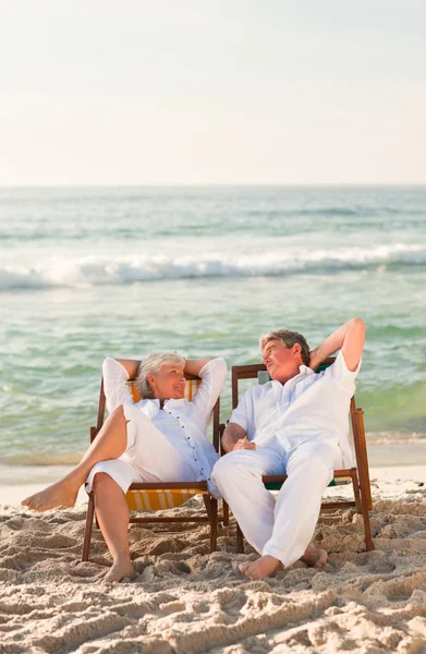 Ouderen paar ontspannen in hun ligstoelen — Stockfoto