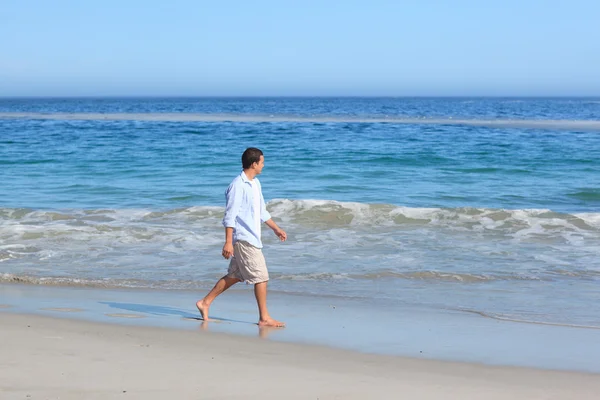 Sahilde yürüyen bir adam — Stok fotoğraf