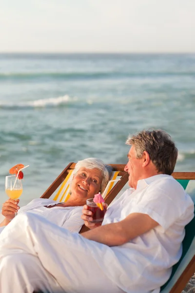 Retired couple drinking a cocktail — Zdjęcie stockowe