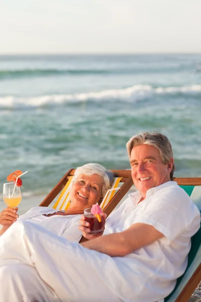 Пара пенсионеров пьет коктейль — стоковое фото
