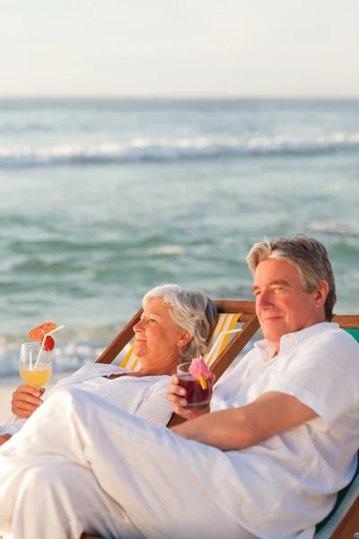 Retired couple drinking a cocktail — Stock Photo, Image