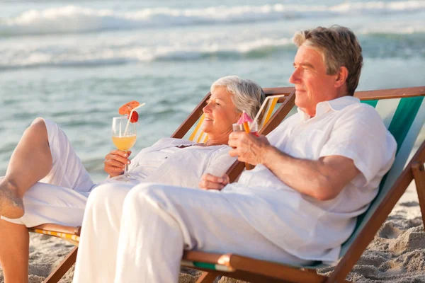 Retired couple drinking a cocktail — Stock Photo, Image
