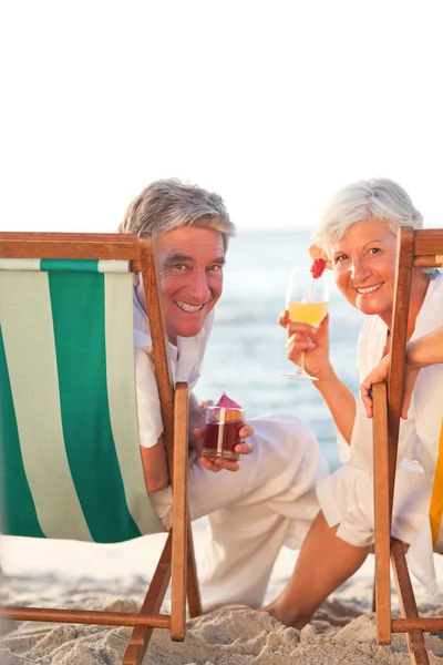Seniorenpaar trinkt einen Cocktail — Stockfoto